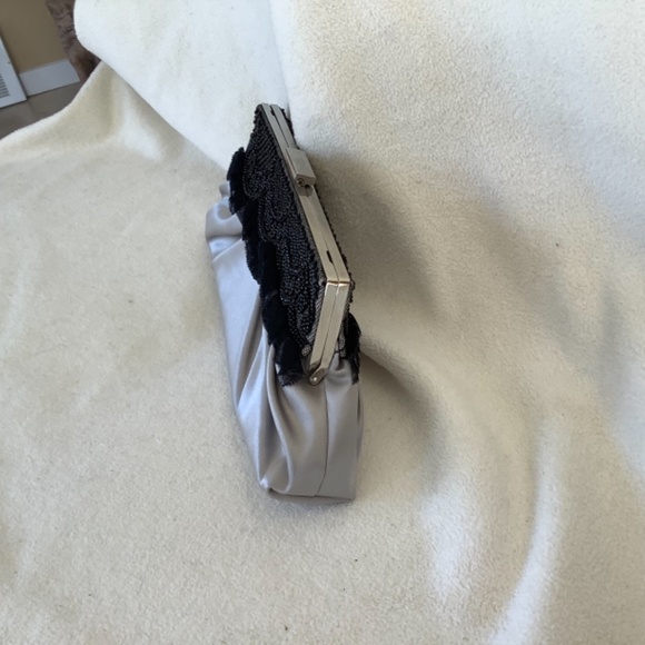 Satin and lace clutch - Picture 6 of 9